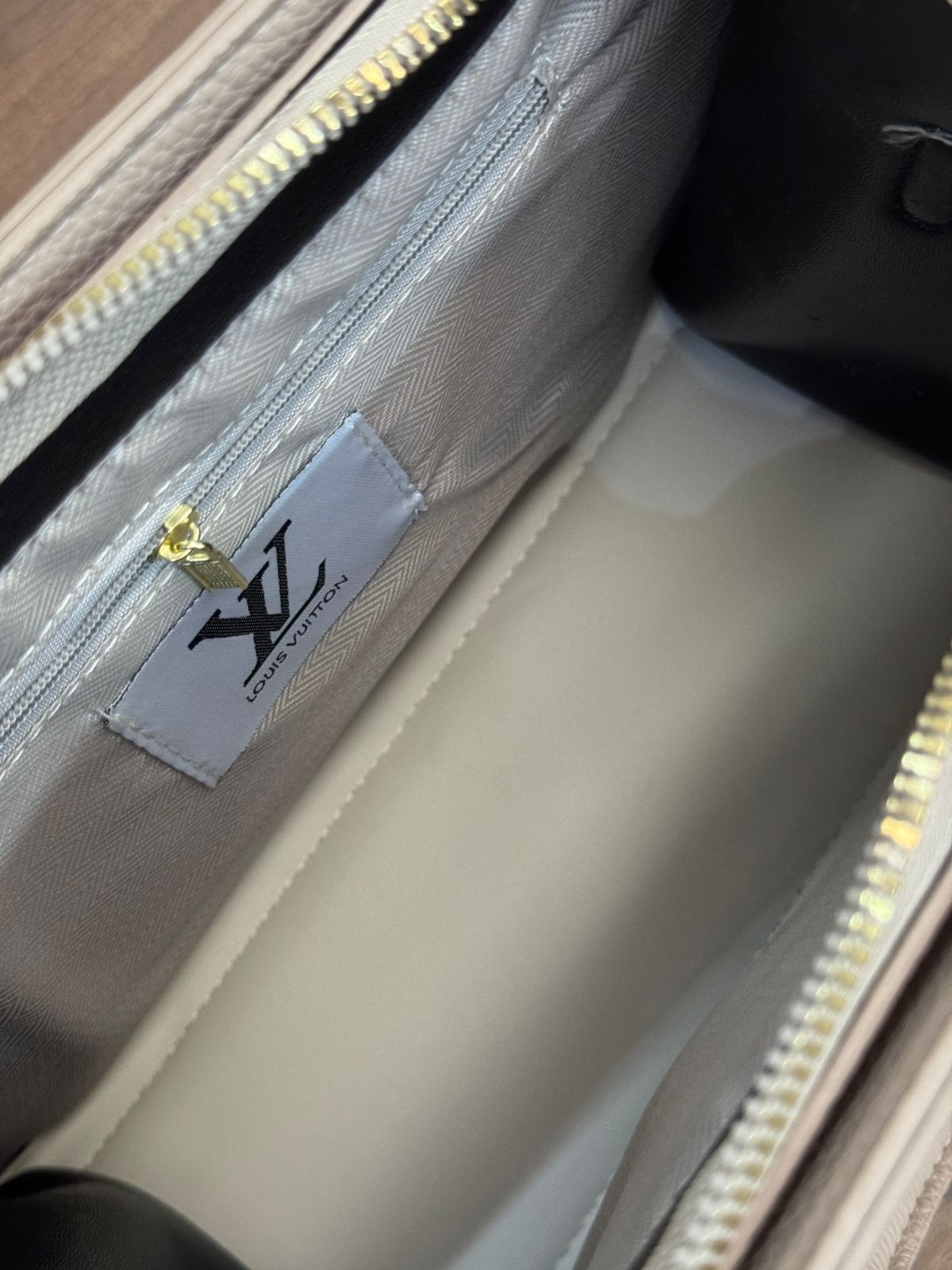 CROSSBODY CON MONEDERO LOUIS VUITTON MAQUILLAJE