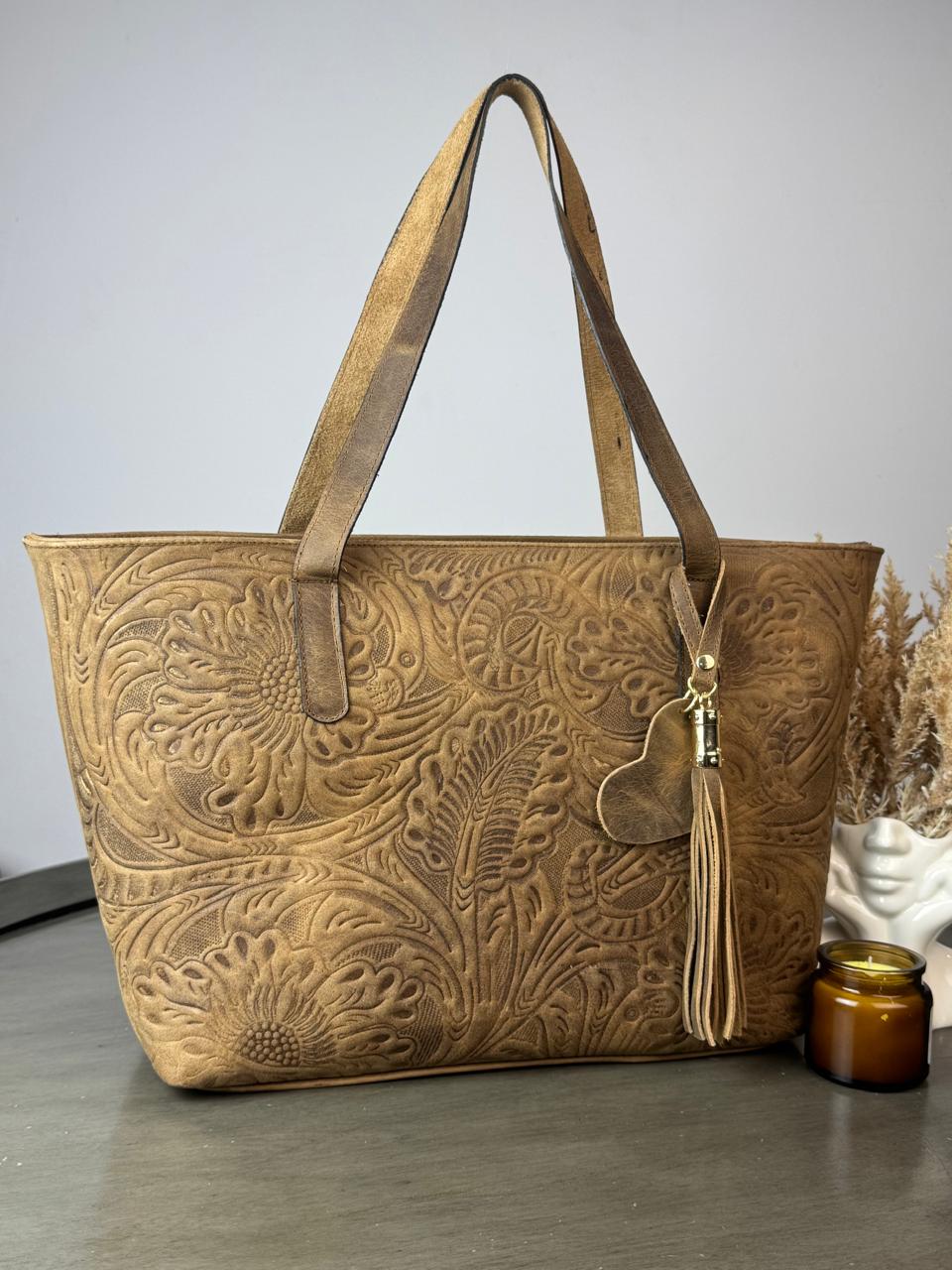 LILY PIEL GRABADA FLORES Y HOJAS CAMEL