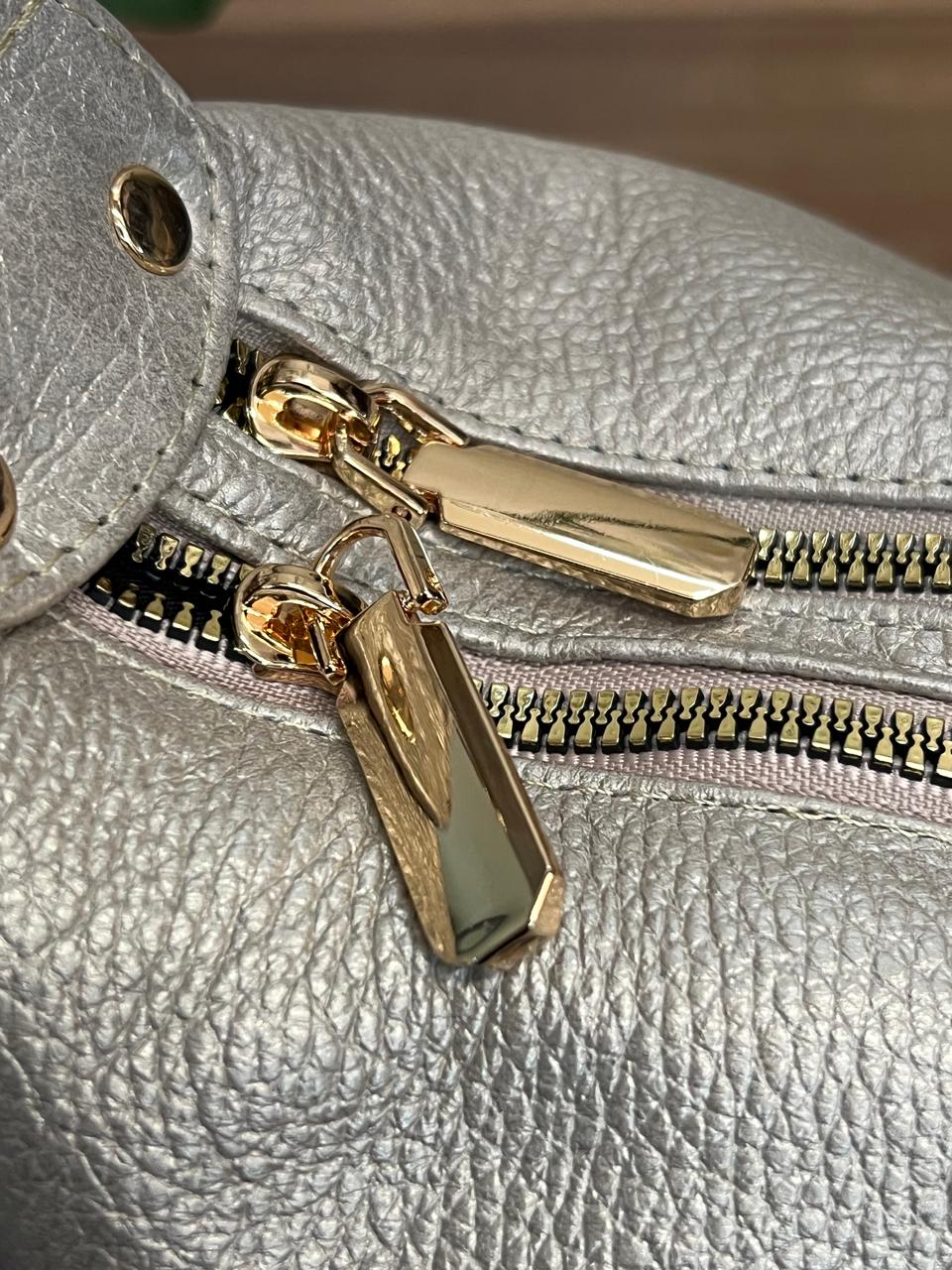 BOLSO PIEL SUIZA PERLA METALICO