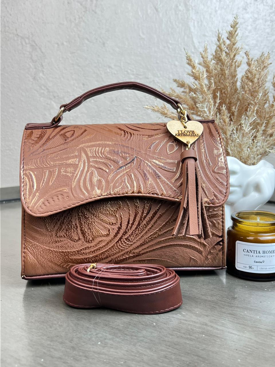 CROSSBODY DELIA MUÑEQUEADA TAPA ONDULADA CAMEL-COBRE