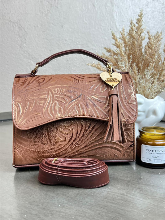 CROSSBODY DELIA MUÑEQUEADA TAPA ONDULADA CAMEL-COBRE