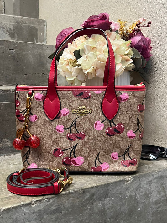 COACH MEDIANA CON LLAVERO DE CEREZA KHAKI CEREZAS