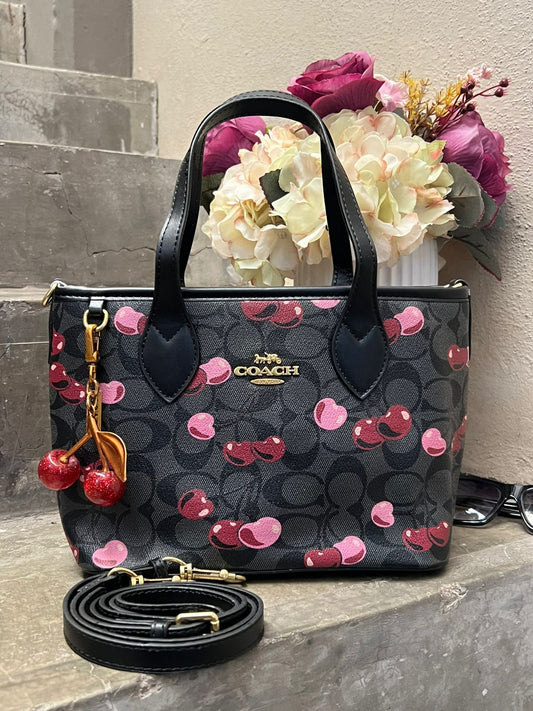 COACH MEDIANA CON LLAVERO DE CEREZA NEGRO CEREZAS
