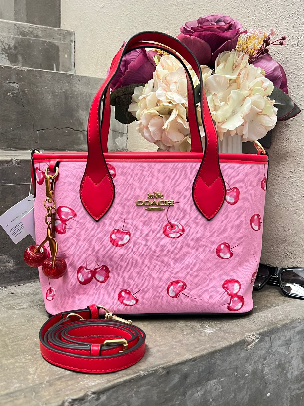 COACH MEDIANA CON LLAVERO DE CEREZA ROSA CEREZAS