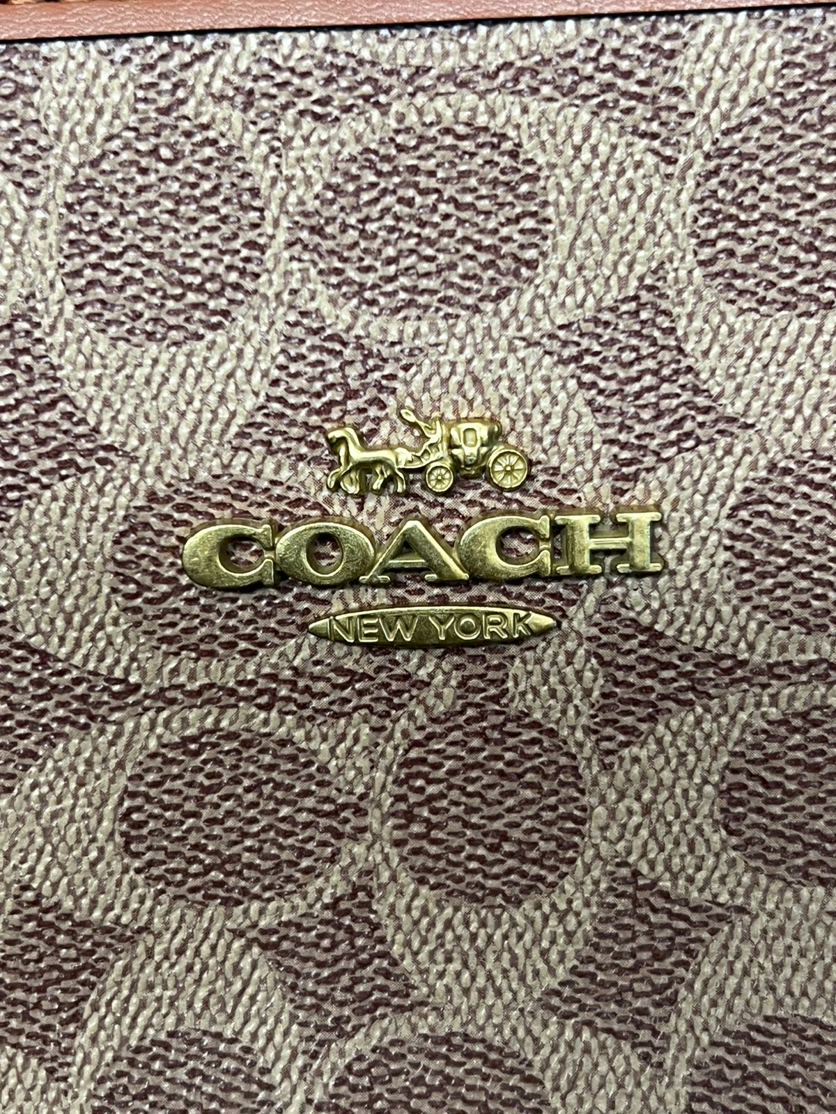 COACH MEDIANA CON LLAVERO DE CEREZA NEGRO CEREZAS