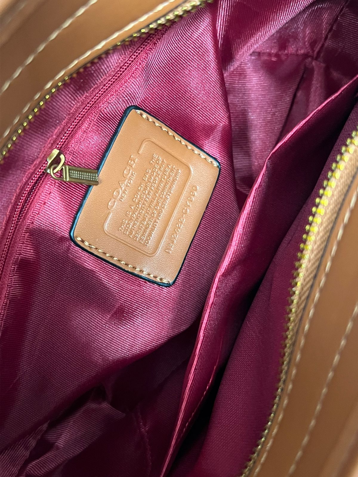 COACH MEDIANA CON LLAVERO DE CEREZA KHAKI CEREZAS