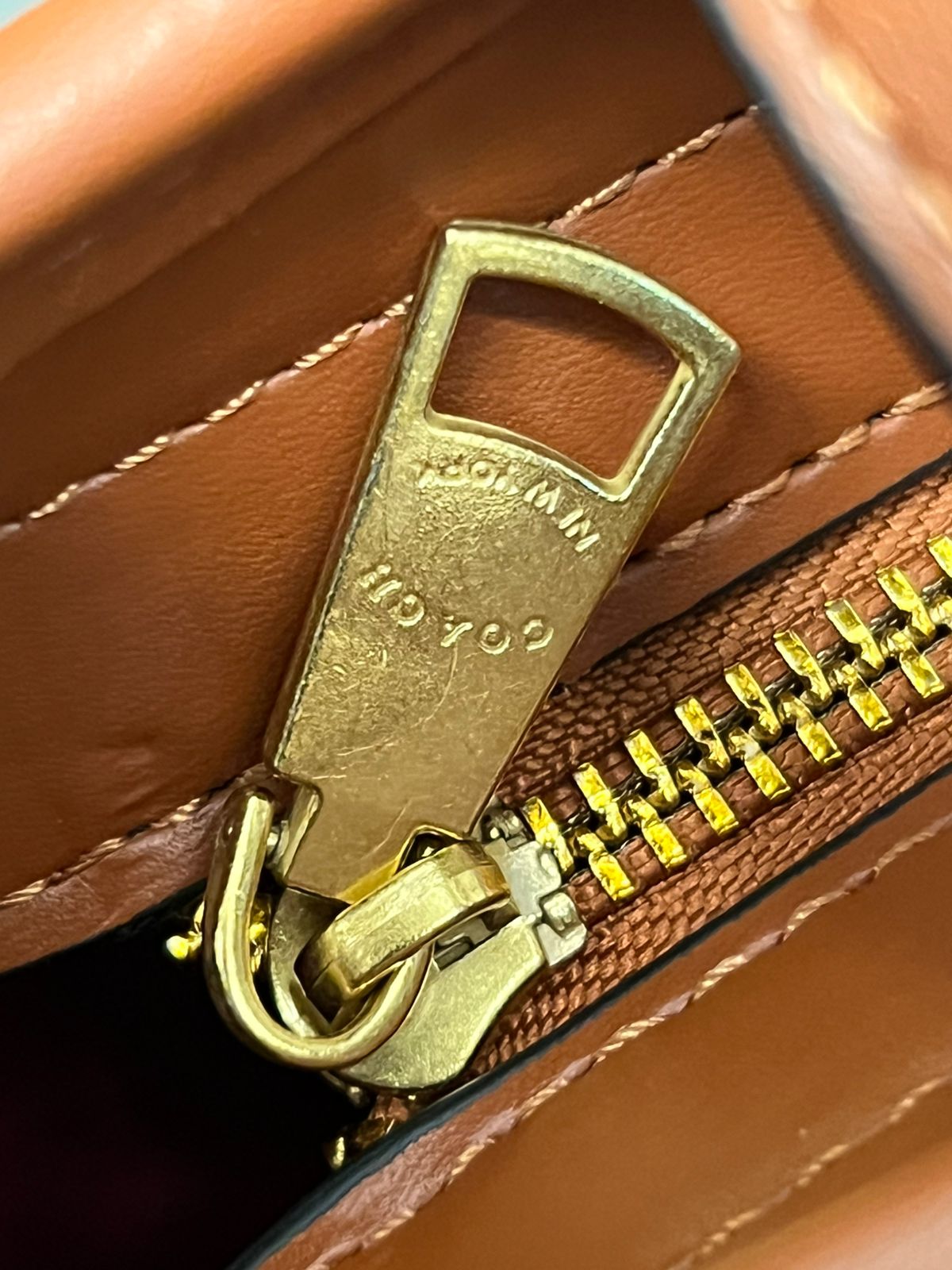 COACH MEDIANA CON LLAVERO DE CEREZA KHAKI CEREZAS