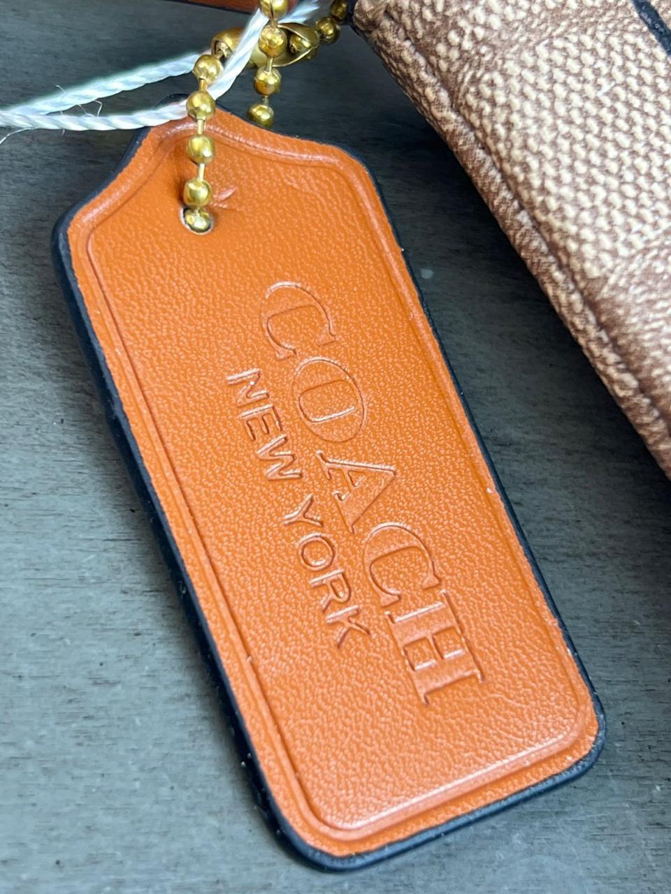 MUÑEQUERA COACH BEIGE FRESAS BLANCO Y ROJO