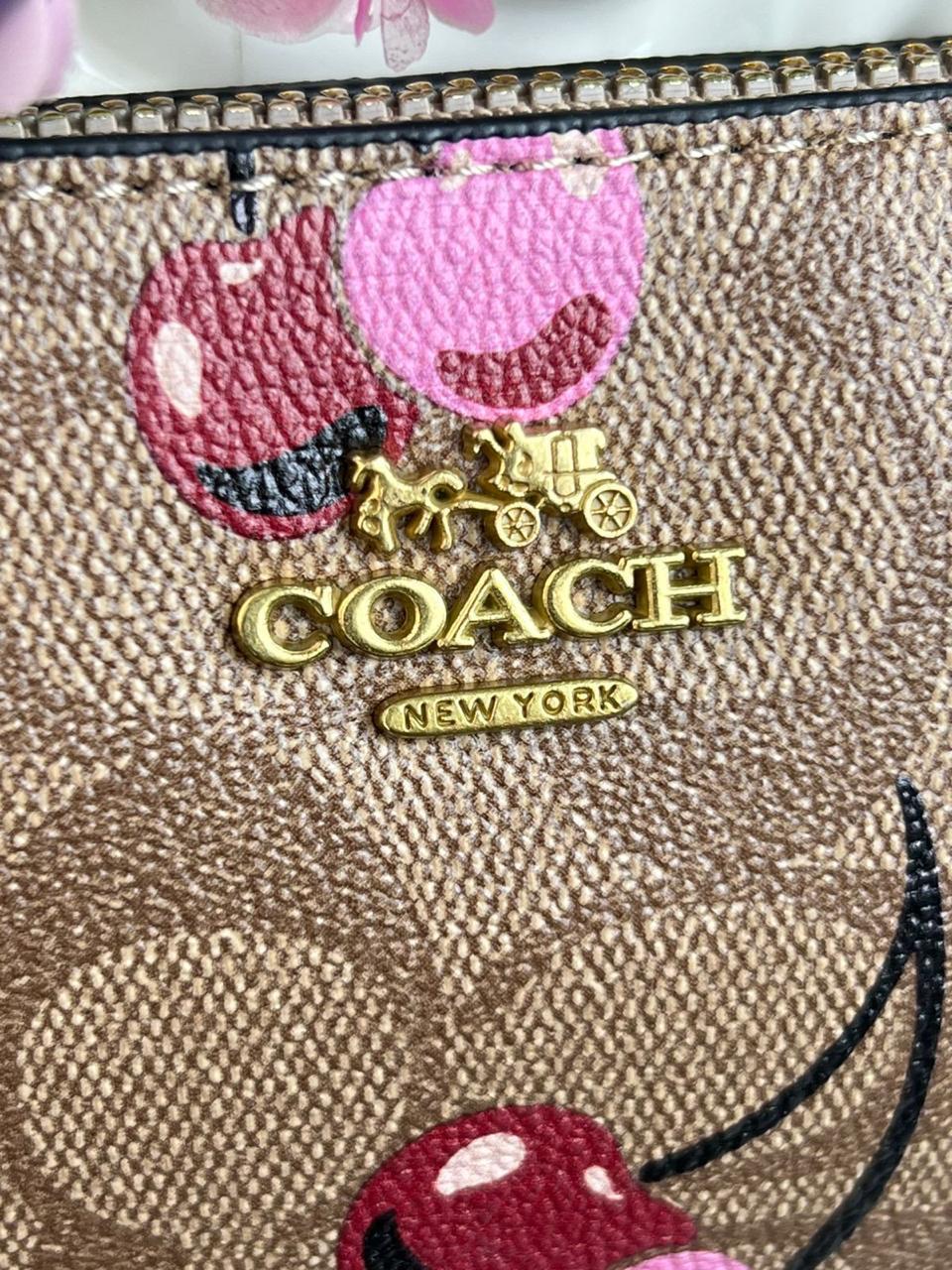 MUÑEQUERA COACH BEIGE FRESAS BLANCO Y ROJO