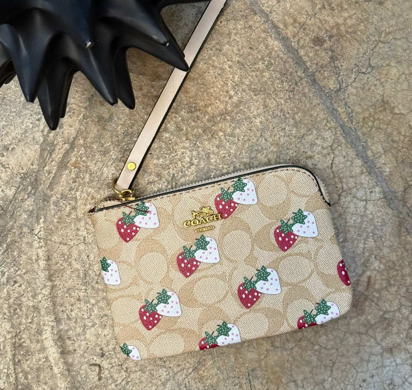 MUÑEQUERA COACH BEIGE FRESAS BLANCO Y ROJO