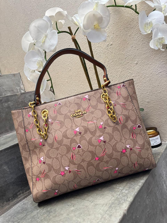 TOTE COACH MEDIANA CON CADENA KHAKI CORAZONES Y ESTRELLAS