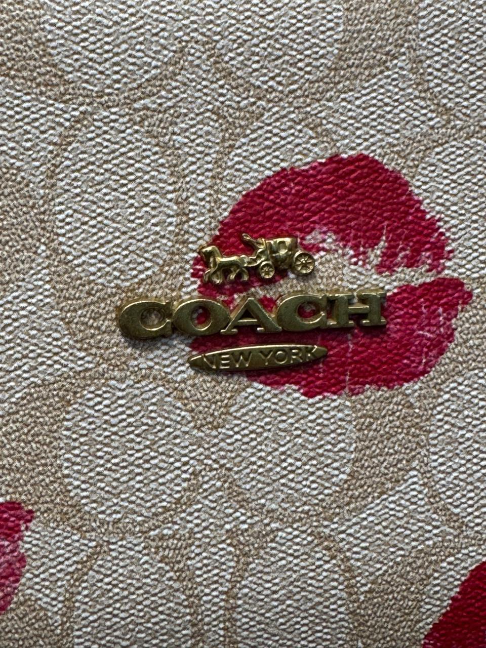 TOTE COACH MEDIANA CON CADENA KHAKI CORAZONES Y ESTRELLAS