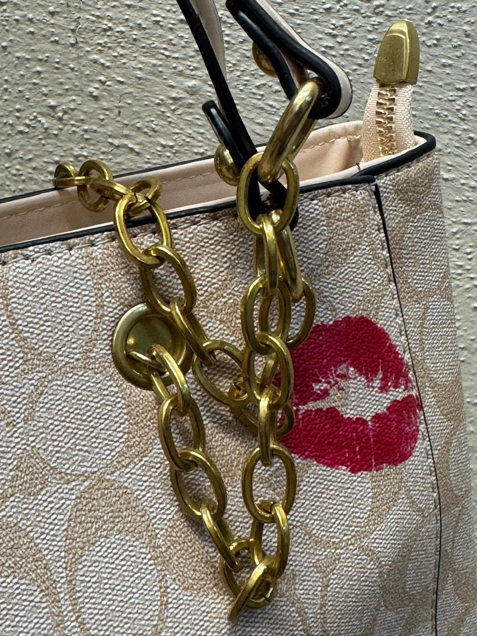 TOTE COACH MEDIANA CON CADENA KHAKI CORAZONES Y ESTRELLAS