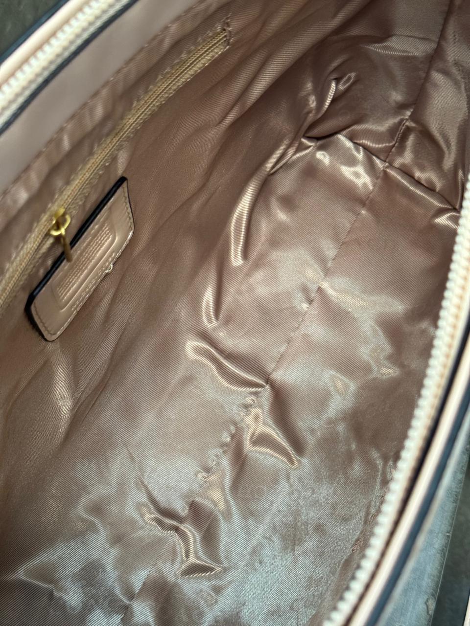 TOTE COACH MEDIANA CON CADENA KHAKI CORAZONES Y ESTRELLAS