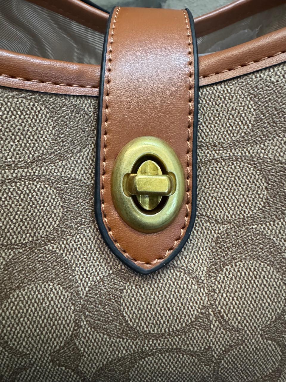 IMPORTACION COACH MARIPOSA BEIGE ESTAMPADO