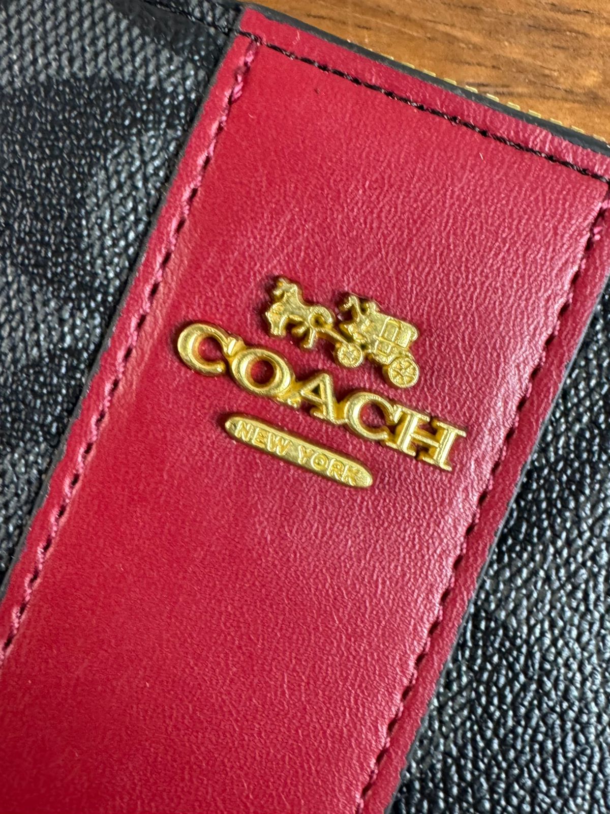 MUÑEQUERA EXPANDIBLE COACH BLANCO BESOS