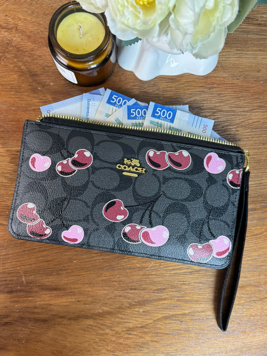 MUÑEQUERA EXPANDIBLE COACH NEGRO ESTAMPADO CEREZAS