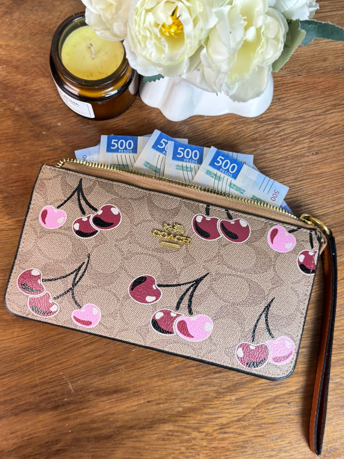 MUÑEQUERA EXPANDIBLE COACH KHAKI ESTAMPADO CEREZAS