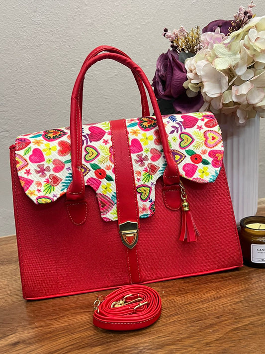 BOLSO MALETIN YUTE ROJO TAPA CORAZONES DE COLORES FONDO BLANCO