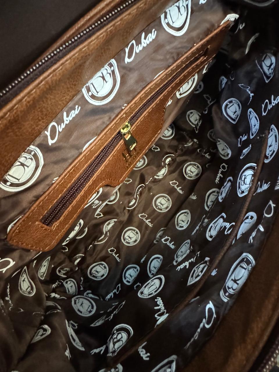 DB MOCHILA HEBILLAS ATRAPASUEÑOS HUESO TAPA CHOCOLATE