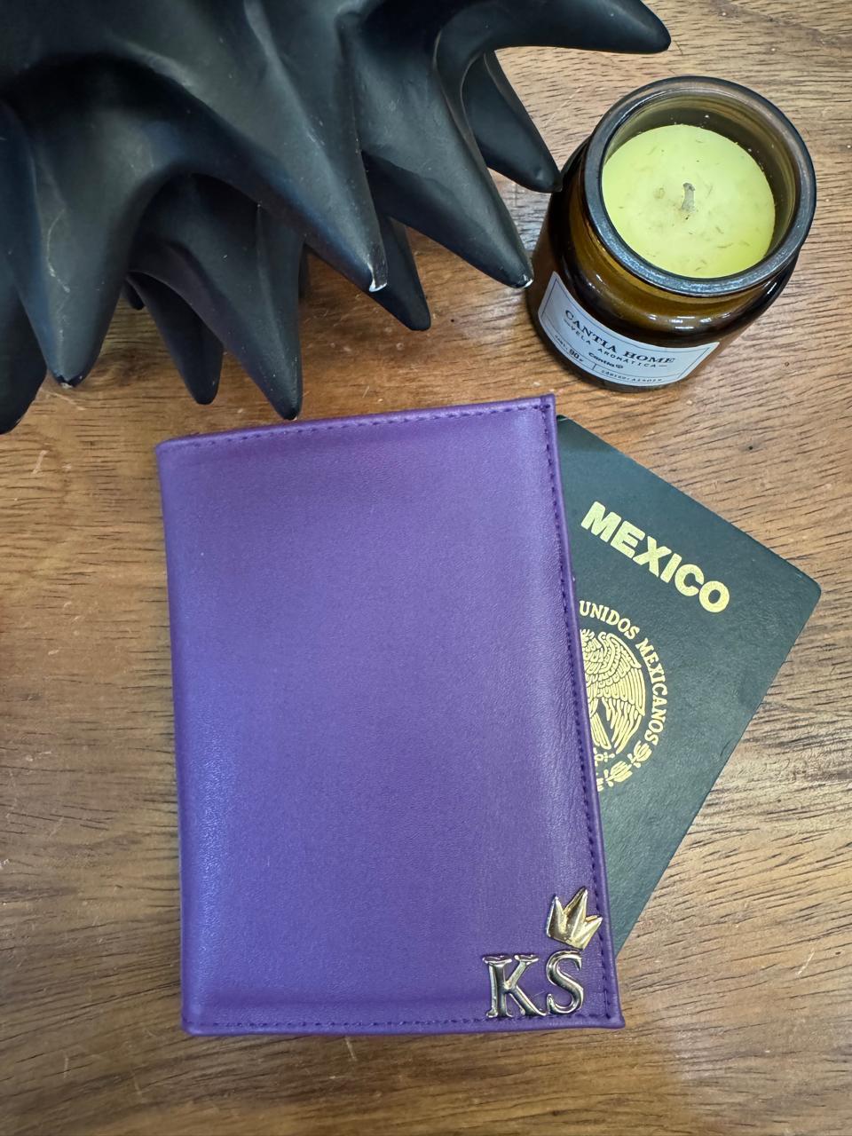 PORTAPASAPORTE IND. PIEL MORADO