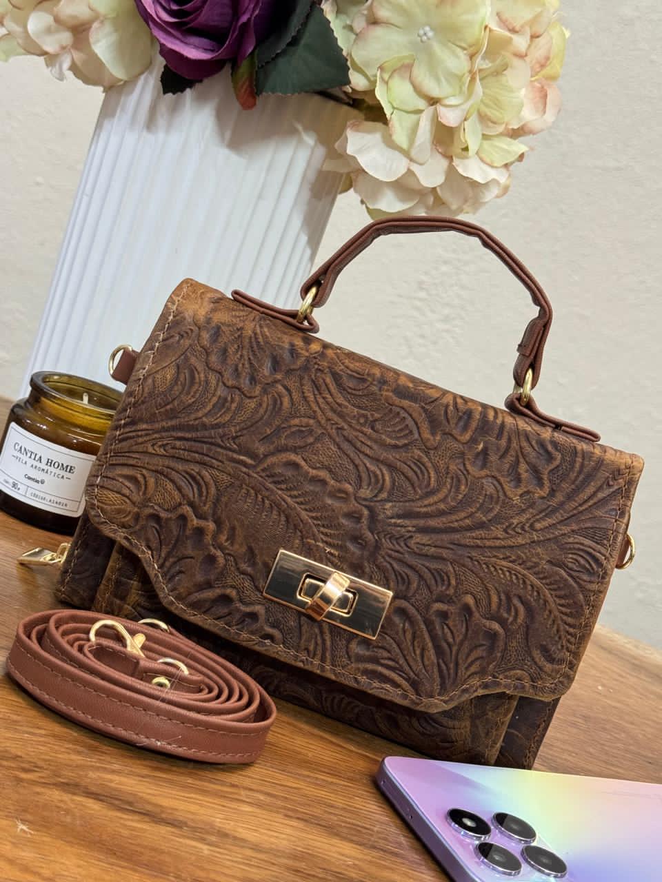PORTACEL CINCELADO FRIDA FLORES CAMEL AVEJENTADO