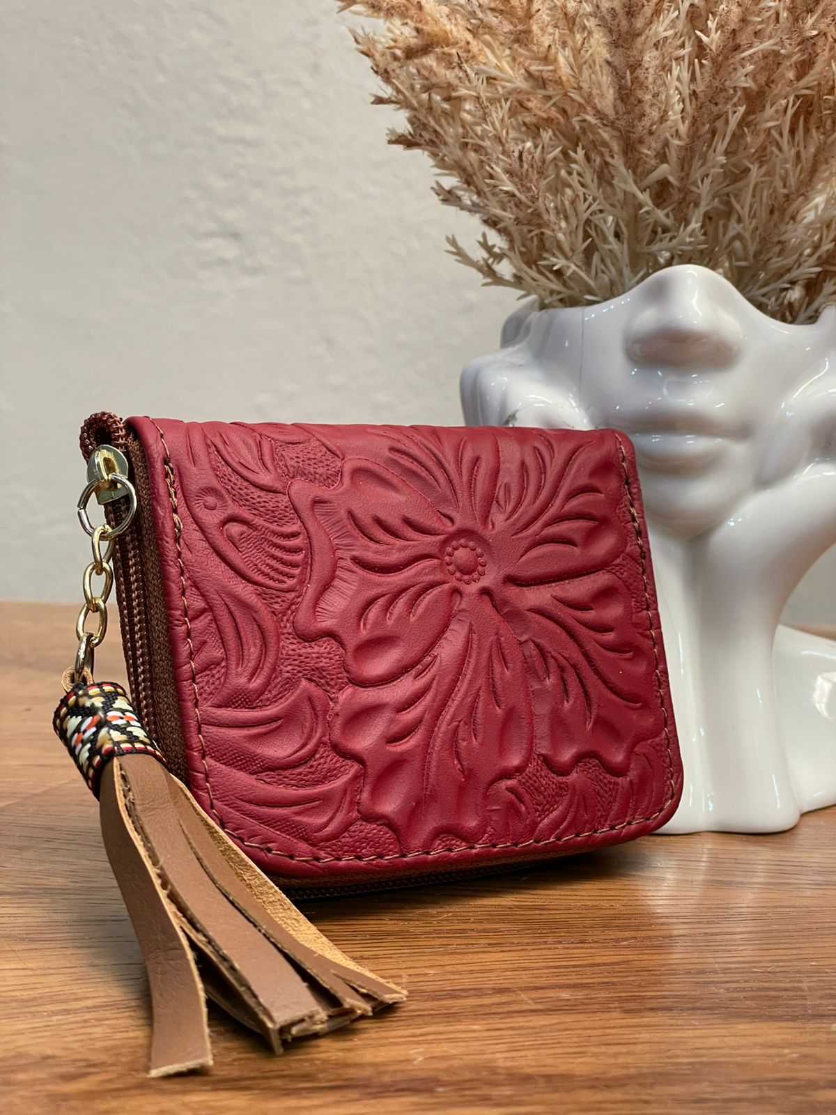 MONEDERO PIEL CINCELADO FLORES ROJO