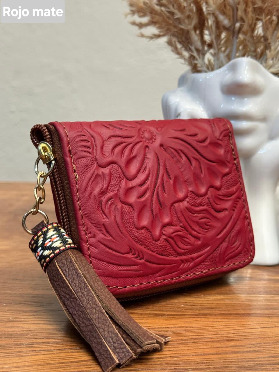 MONEDERO PIEL CINCELADO FLORES ROJO