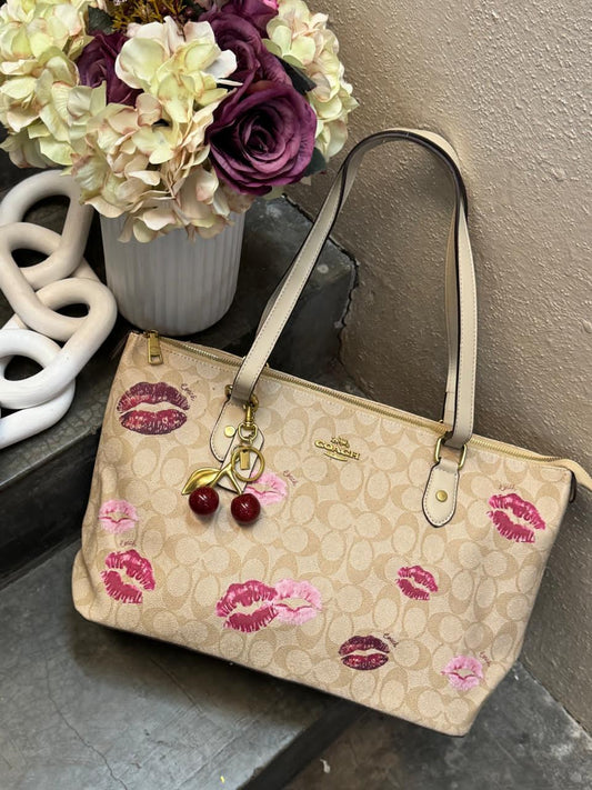 BOLSO GDE COACH CON LLAVERO BEIGE BESOS