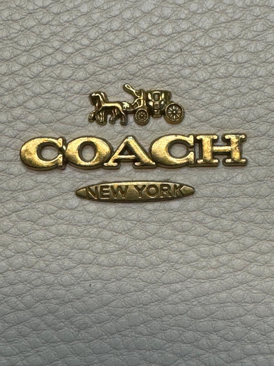 BOLSO GDE COACH CON LLAVERO BEIGE BESOS
