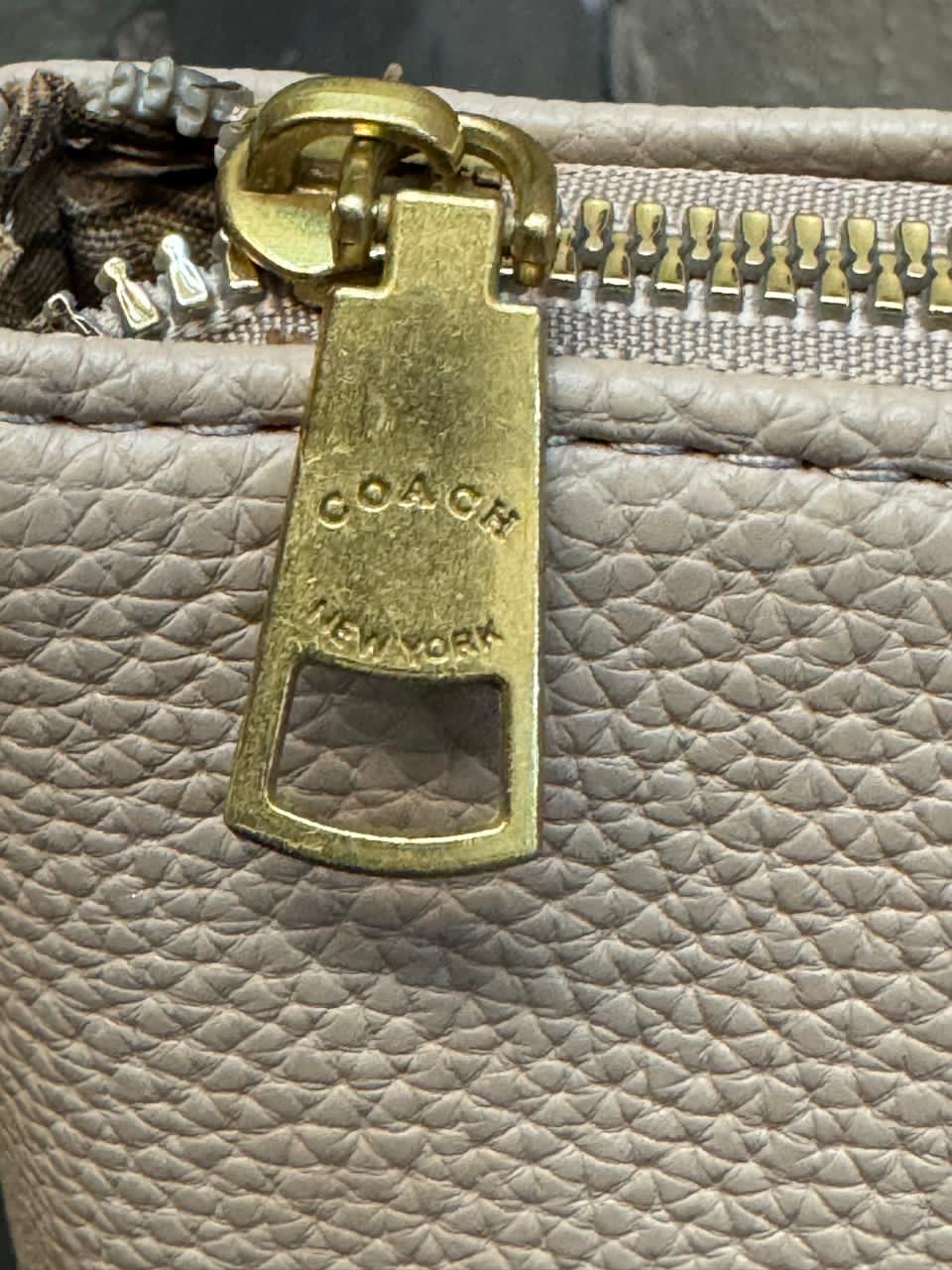 BOLSO GDE COACH CON LLAVERO BEIGE BESOS