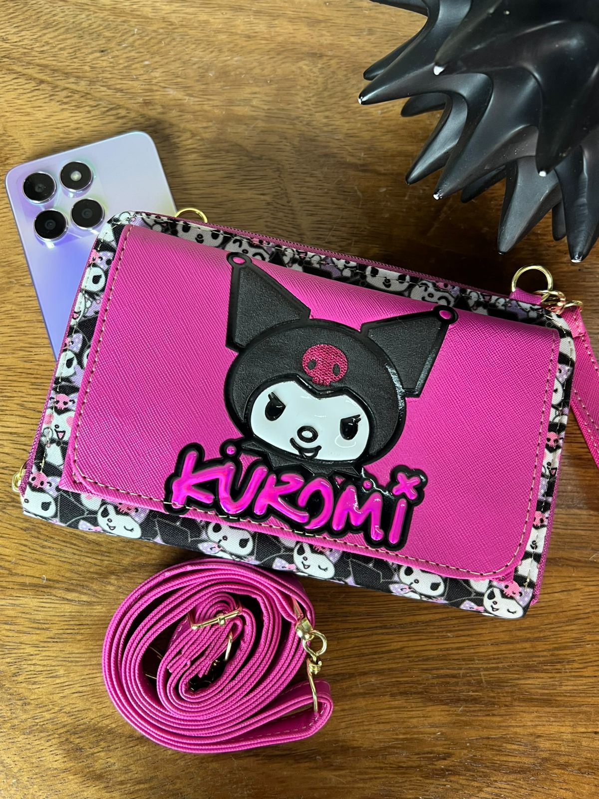 PORTACELULAR PERSONAJES KUROMI ROSA/FONDO NEGRO