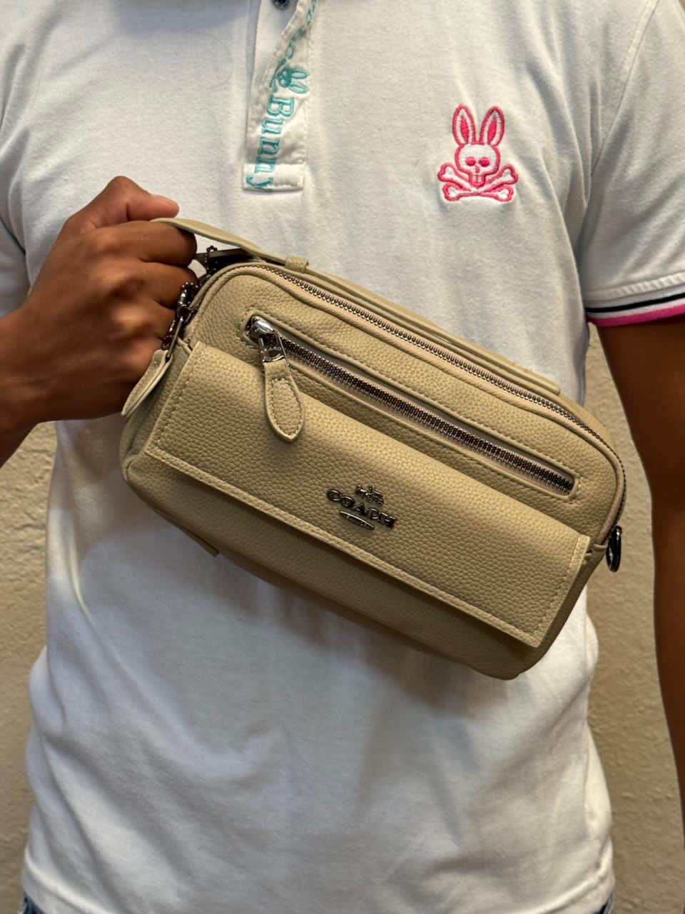 COACH SOBAQUERA KHAKI CON ESTAMPADO