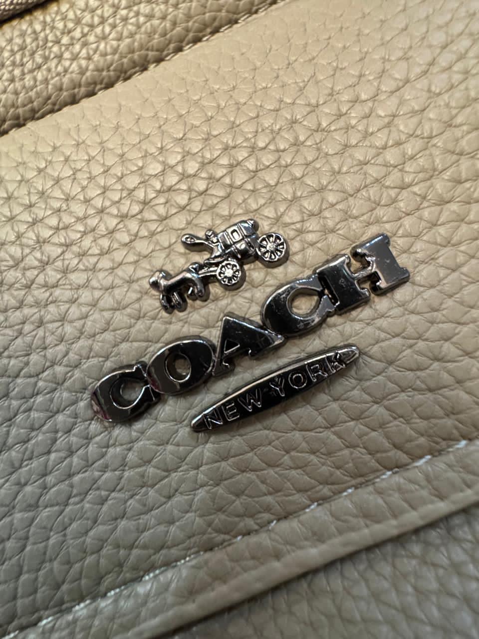 COACH SOBAQUERA KHAKI CON ESTAMPADO