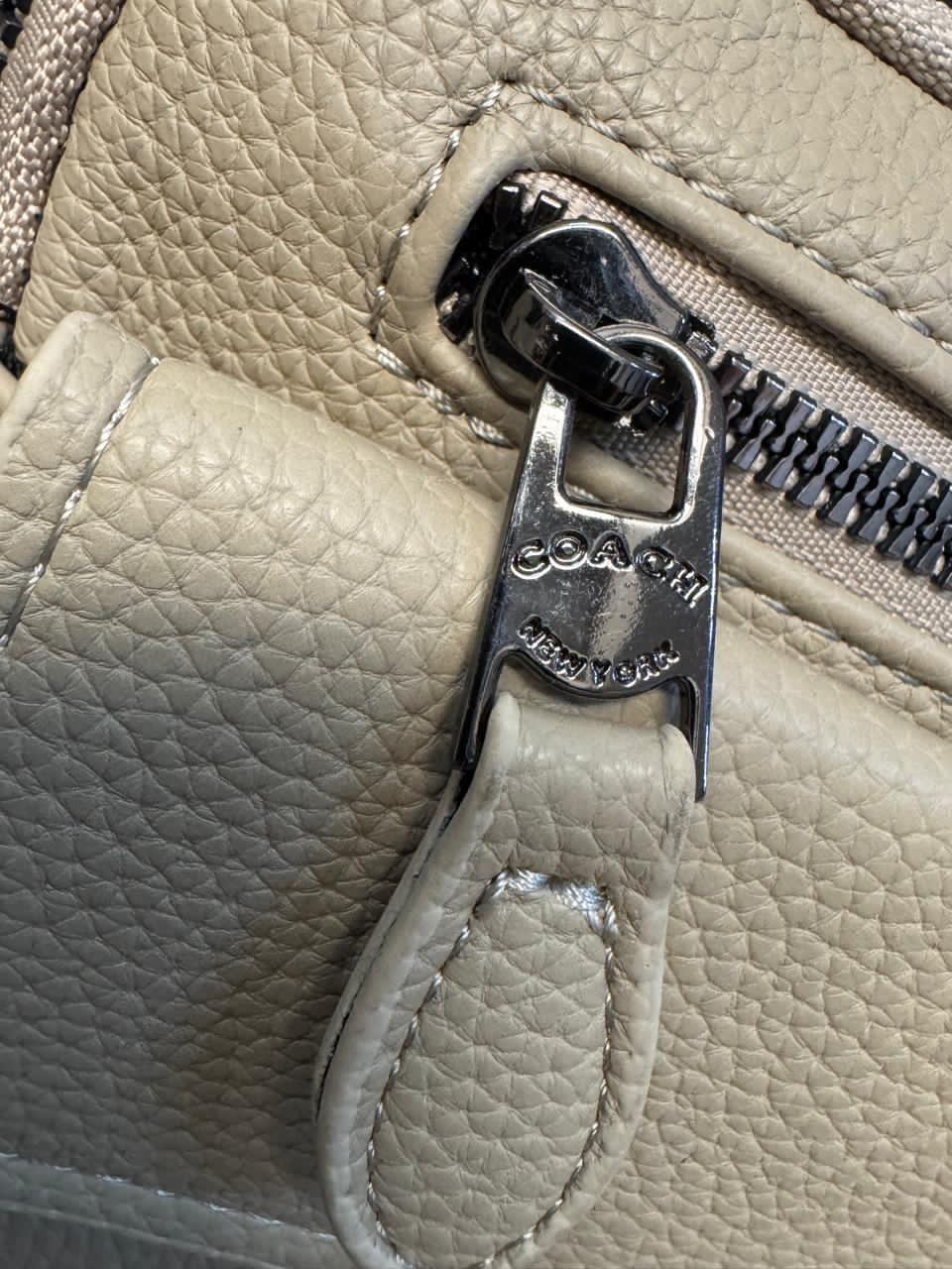 COACH SOBAQUERA KHAKI CON ESTAMPADO