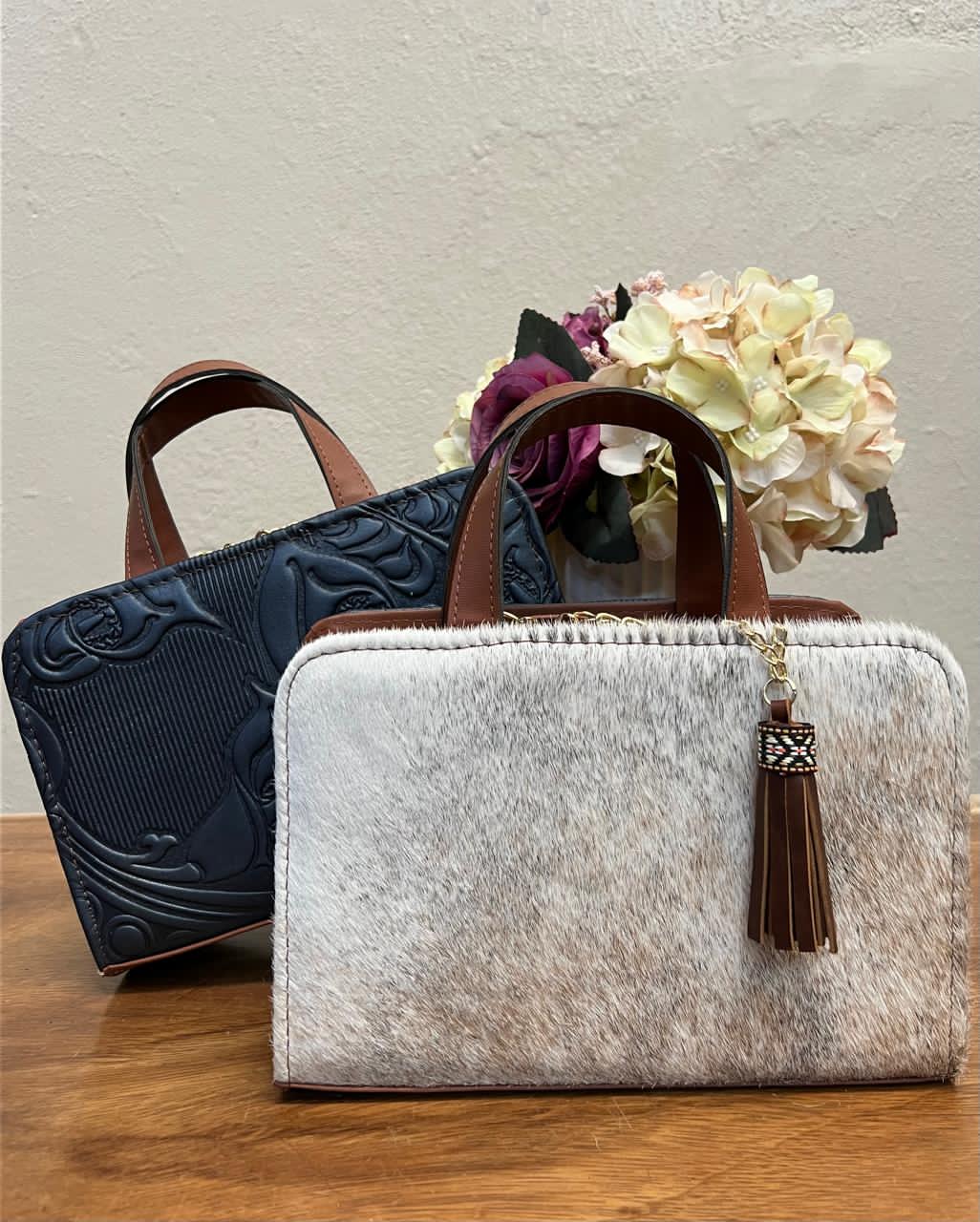 CROSSBODY DOBLE CARA PELO VARIABLE AZUL METALICO ALCATRACES