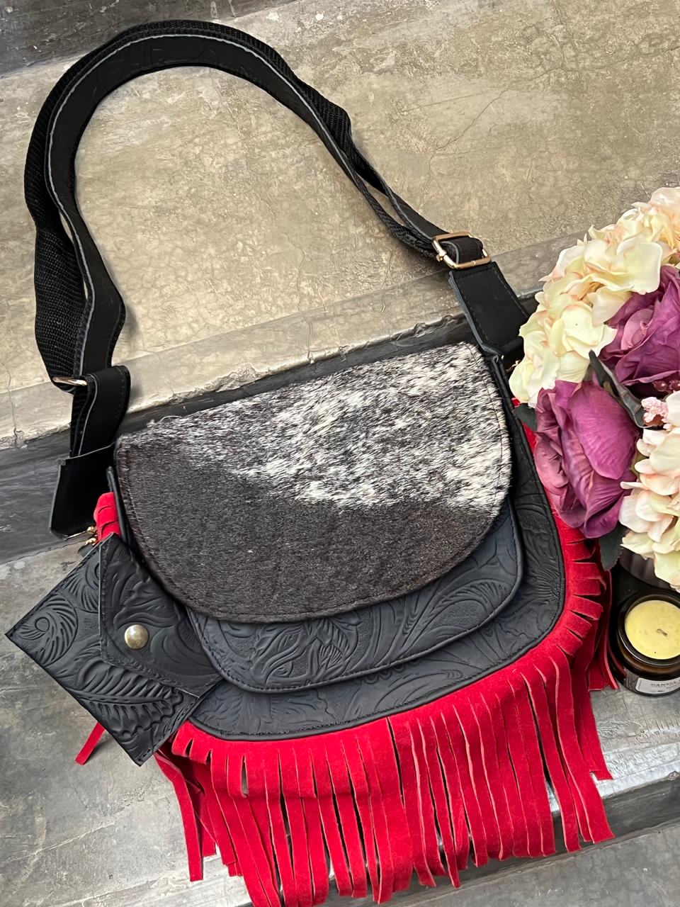 CROSSBODY MABEL PELO VARIABLE NEGRO-ROJO