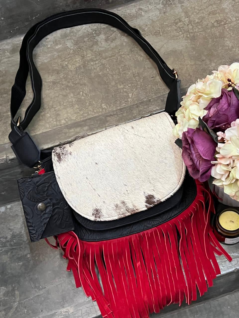 CROSSBODY MABEL PELO VARIABLE NEGRO-ROJO