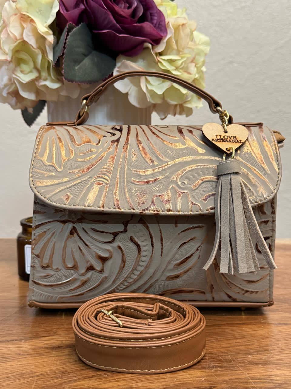 CROSSBODY DELIA MUÑEQUEADA TAPA RECTA VAINILLA-COBRE