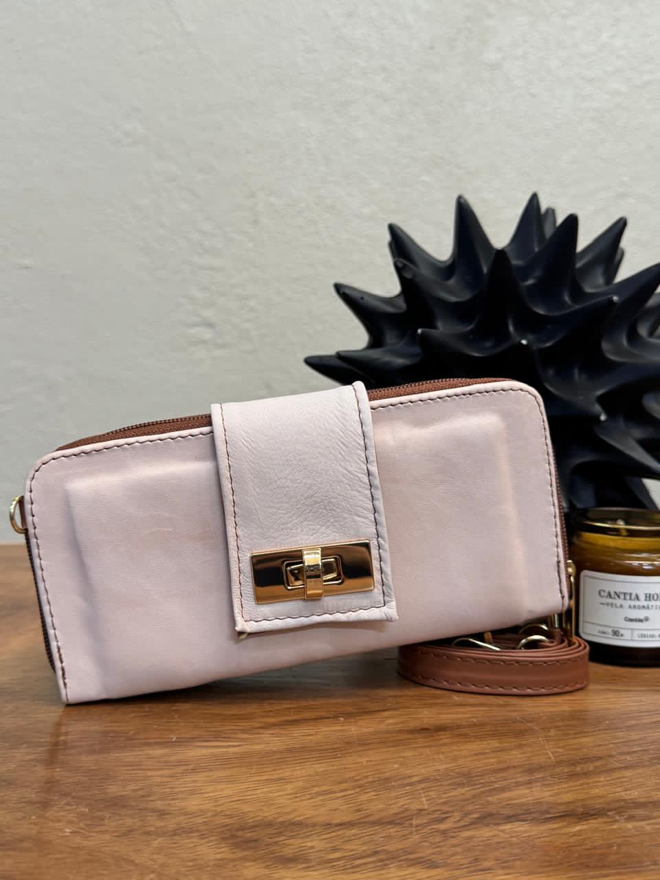 CARTERA PIEL BROCHE ROSA PETALO LISO