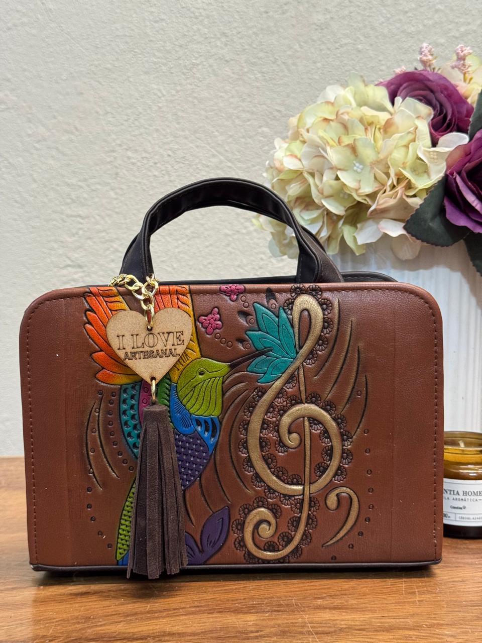 CROSSBODY ARTESANAL TANIA GRABADO COLIBRI MUSICA MARRON/COLORES