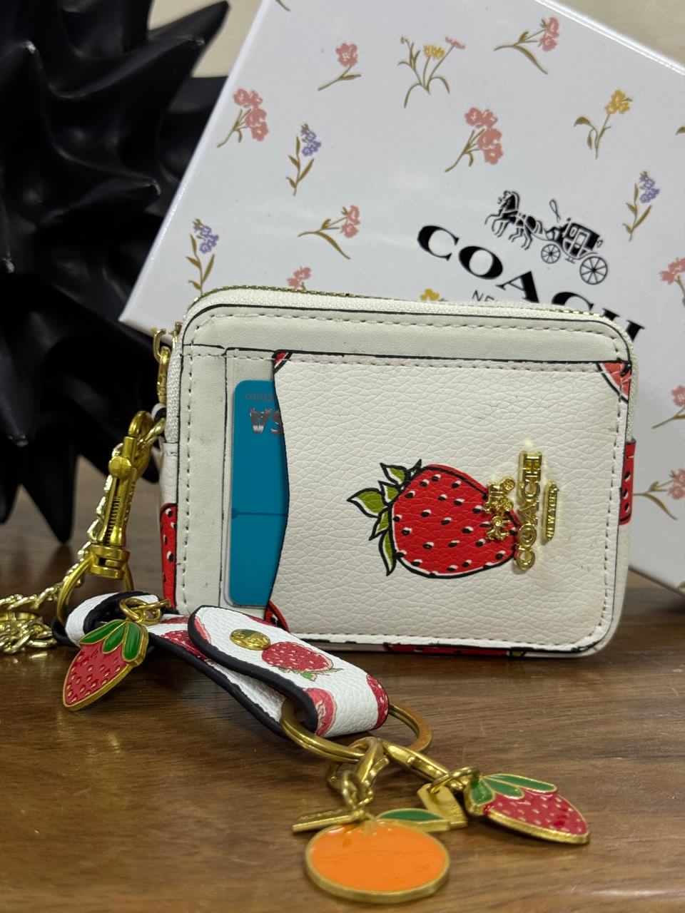 KIT MONEDERO COACH FRESAS BLANCO