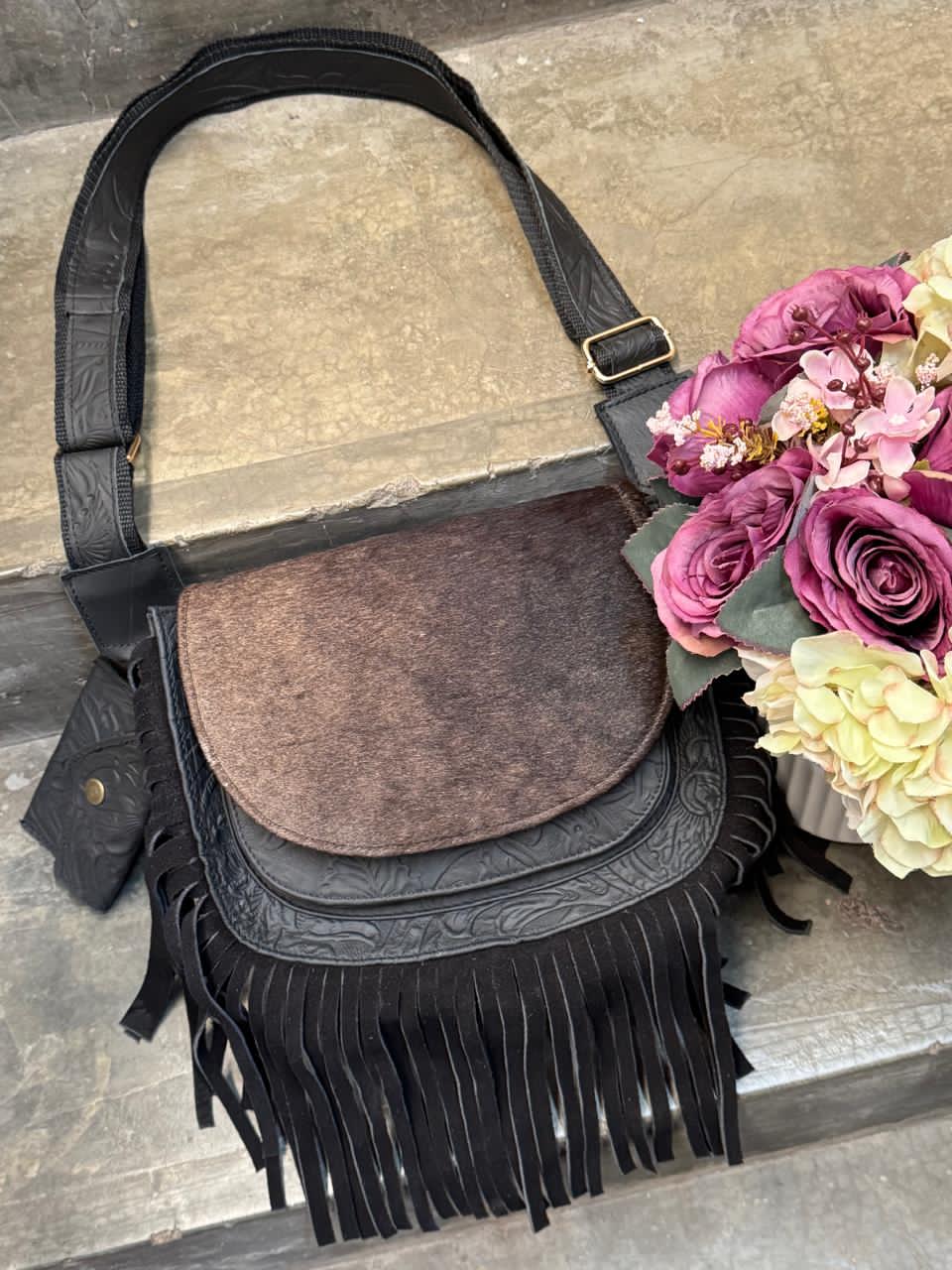 CROSSBODY MABEL PELO VARIABLE NEGRO MATE