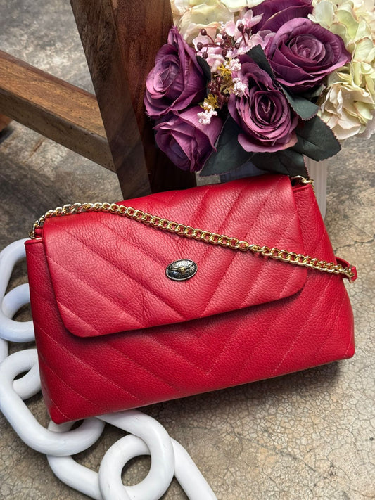 SHURY DE PIEL CAPITONADO CHEVRON COLOR ROJO