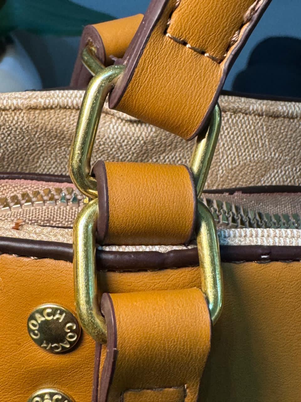 BOLSO COACH DOBLE ASA SHEDRON GRABADO