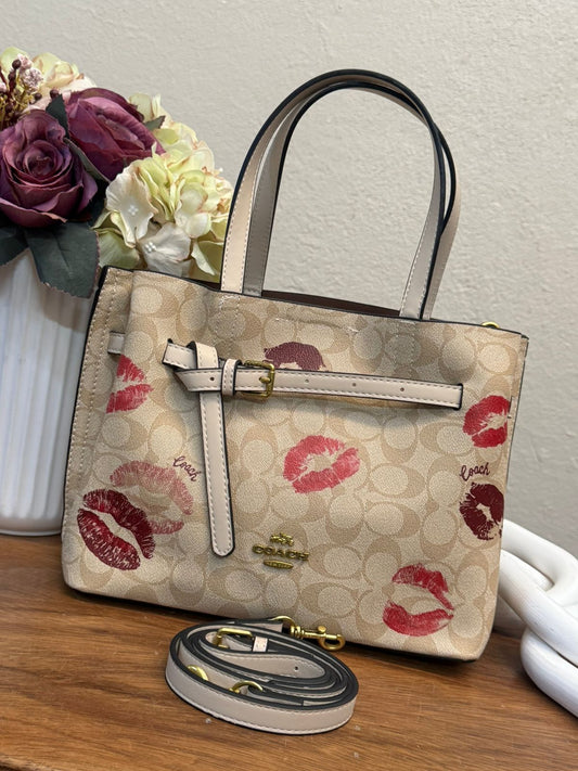 BOLSO COACH CON CINTO BEIGE BESOS