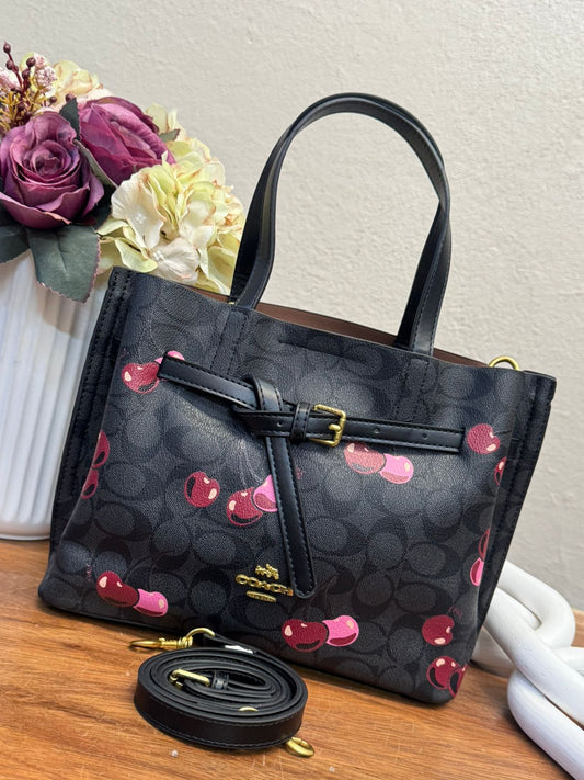 BOLSO COACH CON CINTO NEGRO CEREZAS