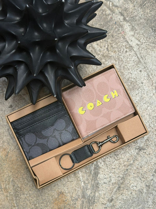 SET CARTERA COACH KHAKI ESTAMPADO LOGO AMARILLO