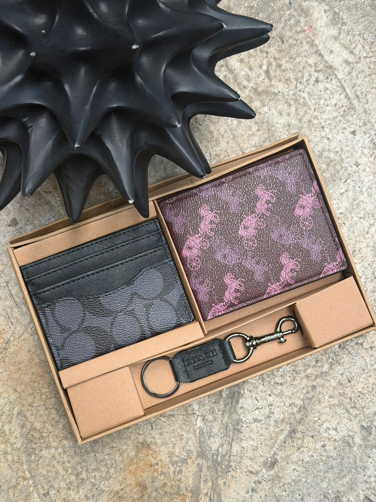 SET CARTERA COACH CABALLOS CAFE