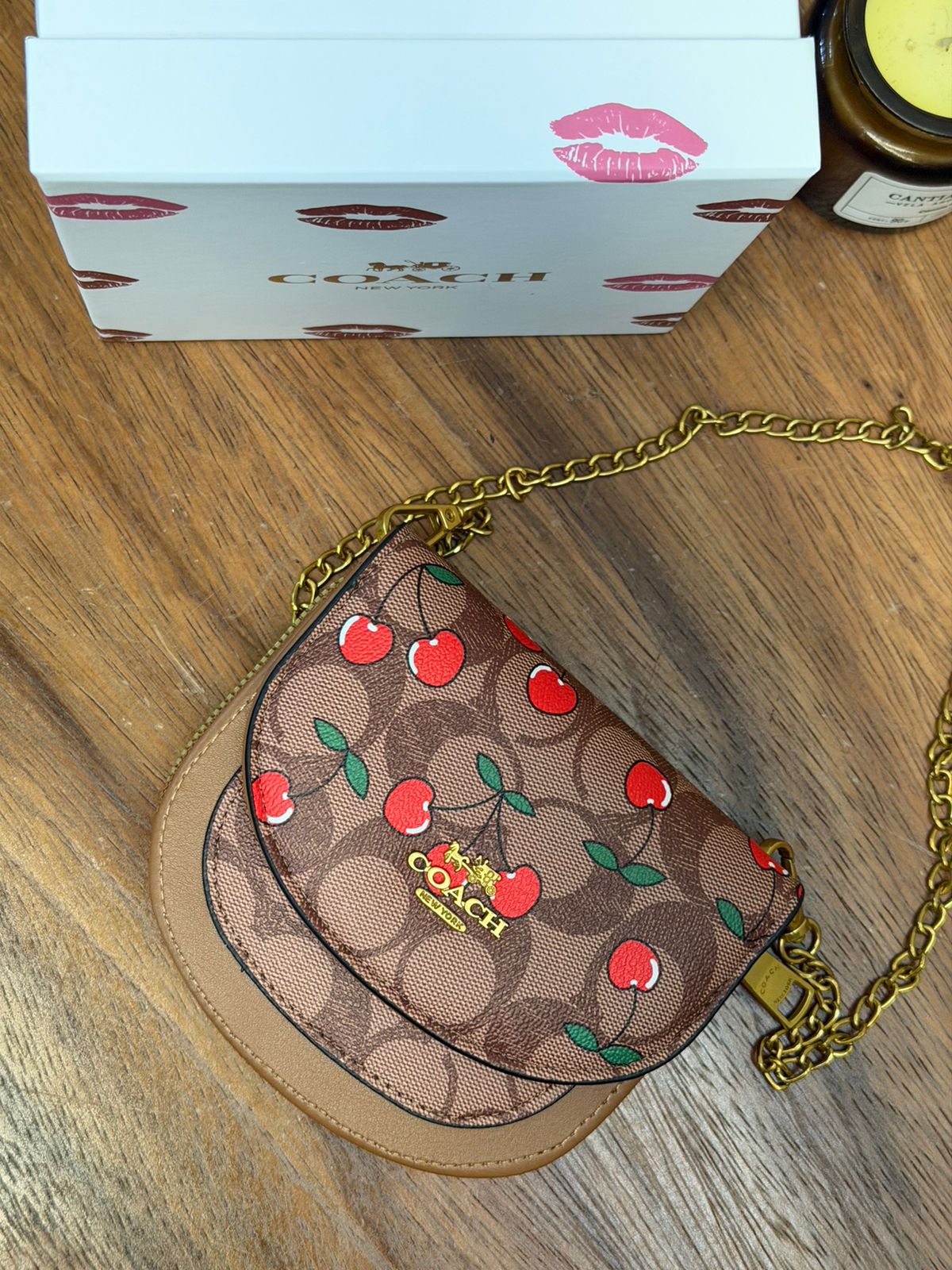 MINI FLAP COACH KHAKI CEREZAS ROJAS